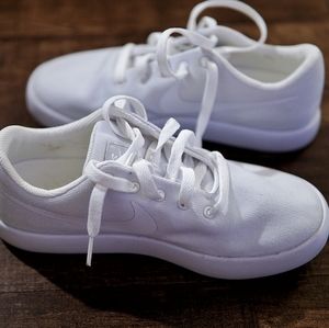 Nike white sneakers super lightweight